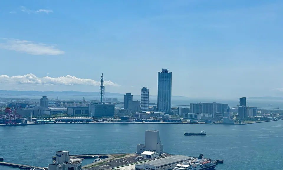 大阪湾越しに見える咲洲の街並み